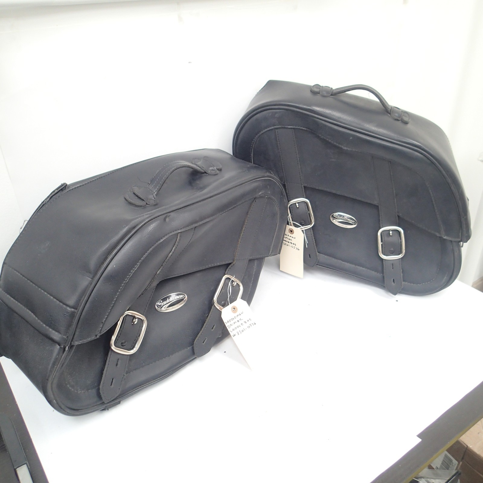 Saddlemen 3501-0576 Drifter Saddlebag with Shock Cutaway USED damaged