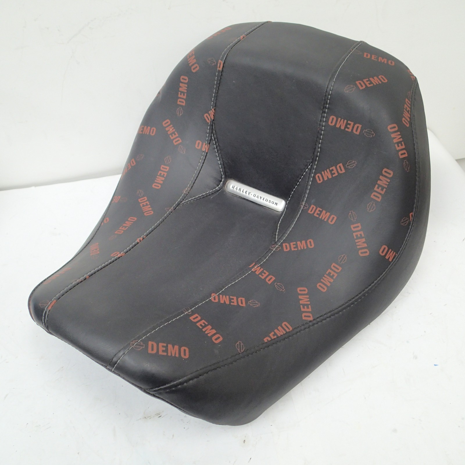 Harley Davidson Sundowner RIDER VRSCDX 16" Motorcycle Seat Demo 52000048 OEM USE